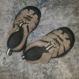 KEEN UNISEX Taupe waterproof hiking sandal toddler