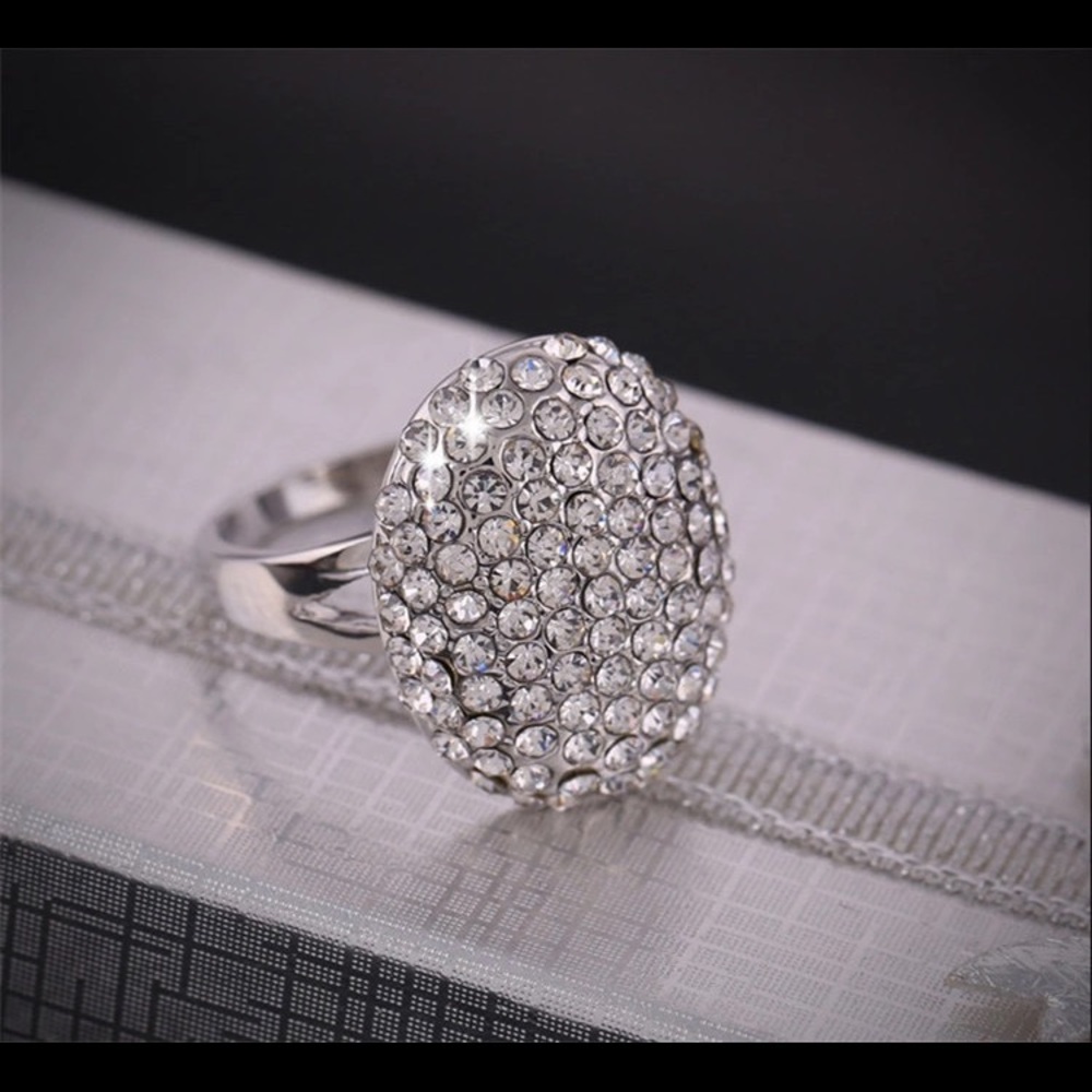 Round crystal ring
