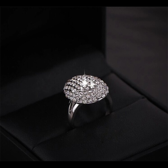 Round crystal ring - Picture 2 of 4