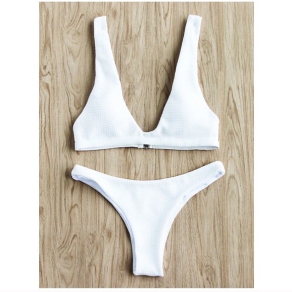 ‘Eliana’ Textured plunge white bandage bikini set - Picture 2 of 6
