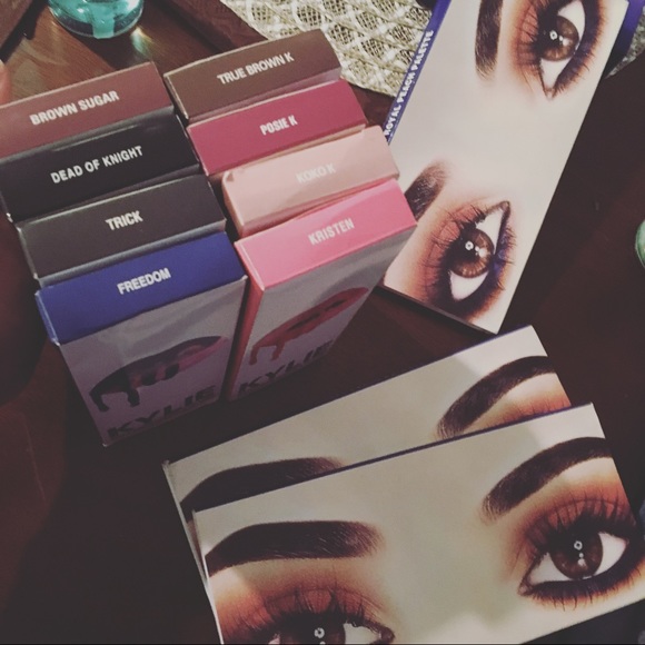 Kylie matted lip kits & Kylie royal peach palettes - Picture 1 of 1