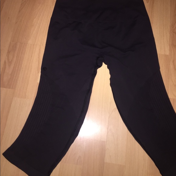 Lululemon In the Flow Crop - Picture 5 of 5