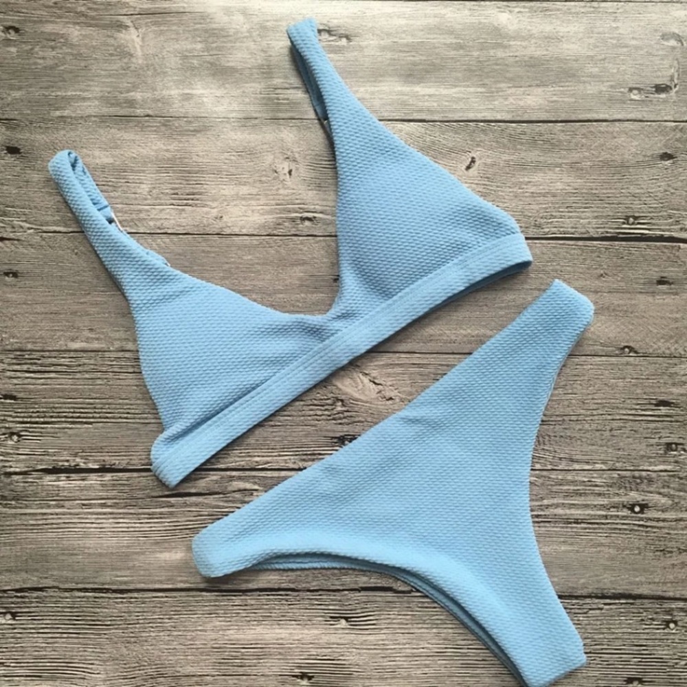 MUST GO  ‘Eliana’ Light blue textured plunge bandage bikini