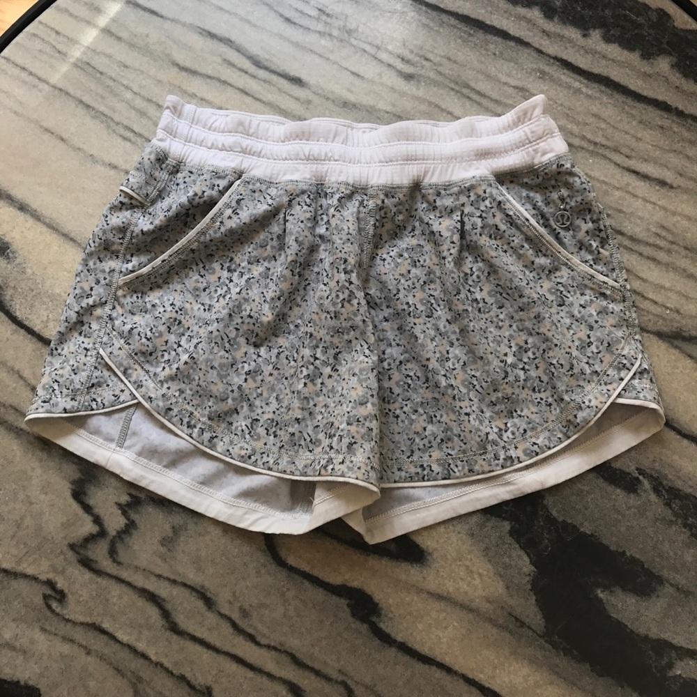 RARE Lululemon size 4 fleur silver spoon shorts
