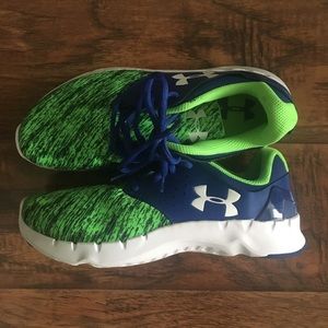 NWOT Under Armour Boys 6.5 Sneakers