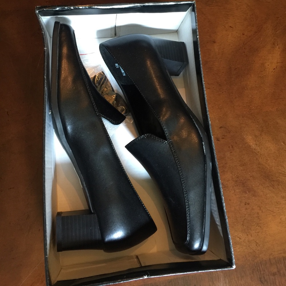New Pierre Dumas black shoes size 8.5