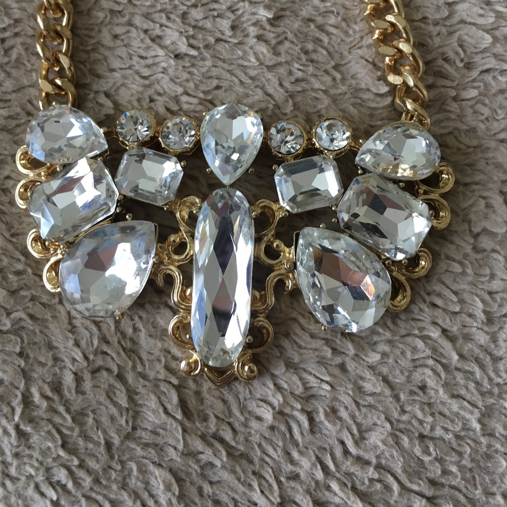 GOLD STATEMENT NECKLACE