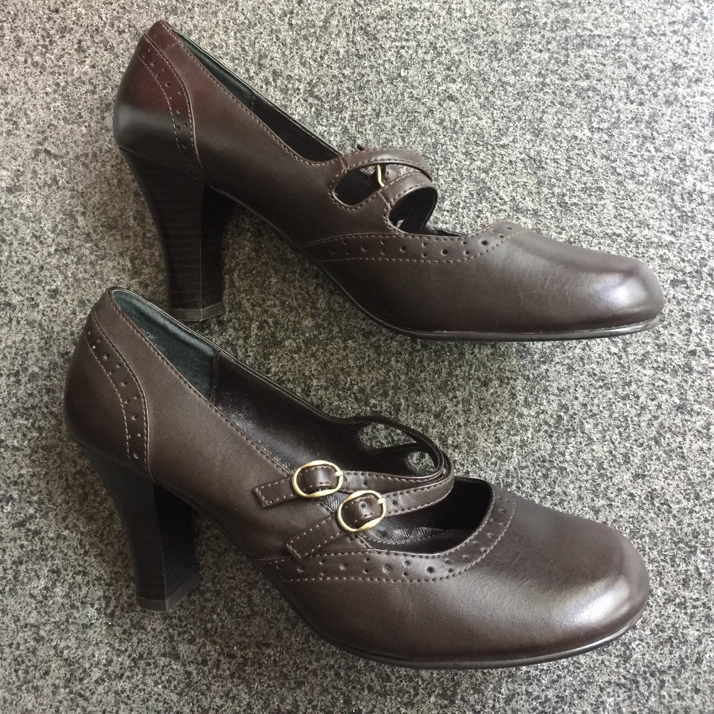 Sarah Jayne round toe heels sz 9m