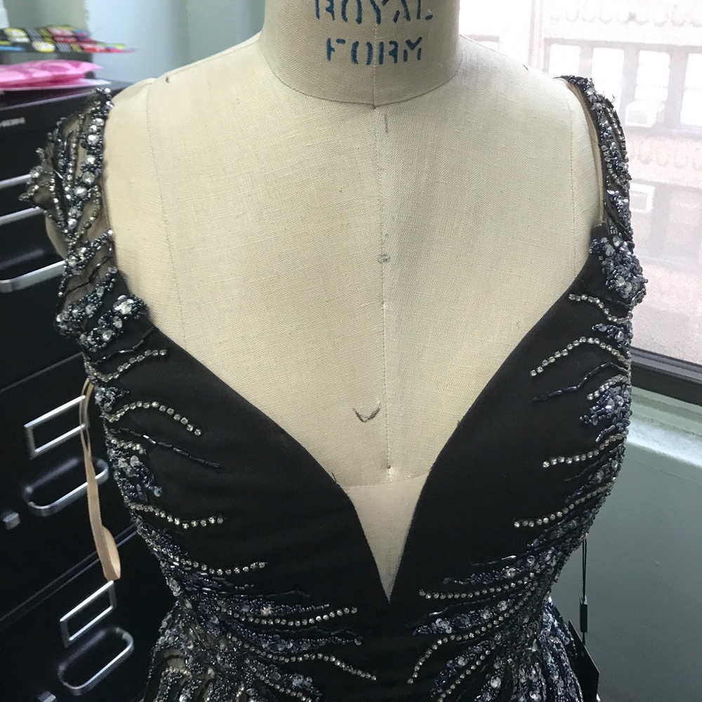 Black dress- low neck, low back 16017 - Picture 5 of 5