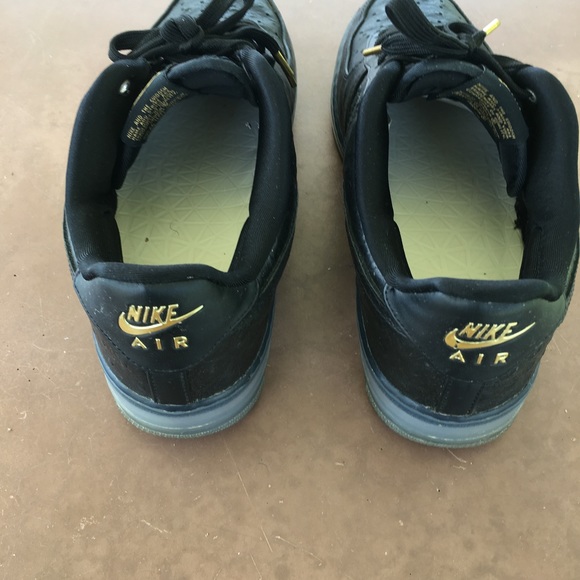 Air Force 1 Premium - Picture 3 of 7