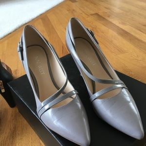 Grey pumps