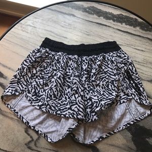 Black and white lululemon tracker shorts size 8