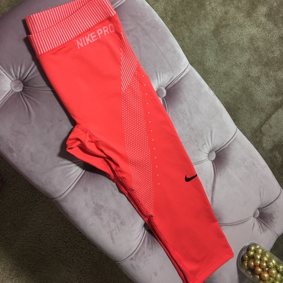 Nike Pants - Nike Pro "Hypercool Limitless Capri. Small ✨