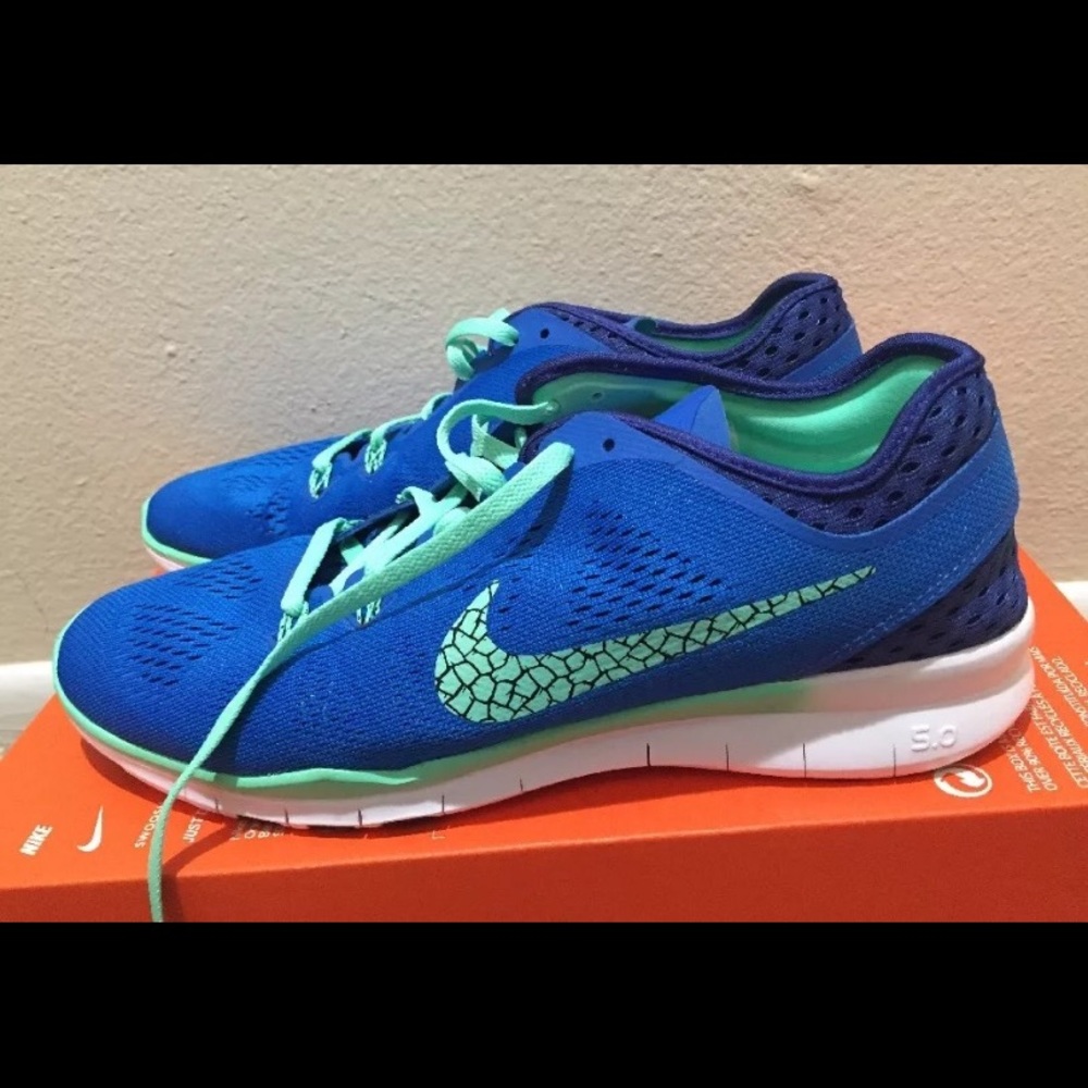 Nike sneakers new without box