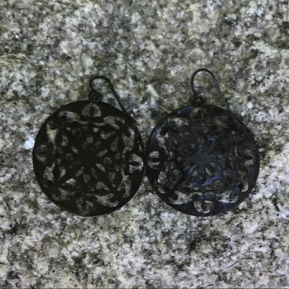 Black Metal Disc Open Work Drop Earrings 🍃🌺