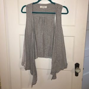 Aerie light grey and white kimono vest.