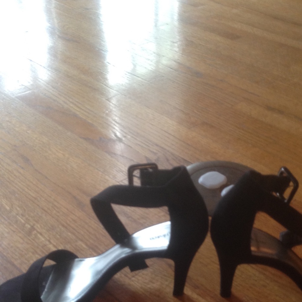 Black strappy heels EUC