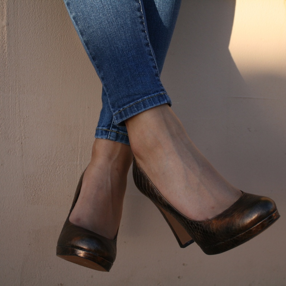 franco sarto heels, beautiful gold pattern