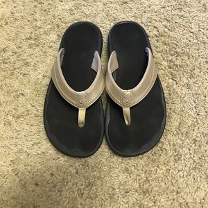 OluKai flip flops. Only worn twice.