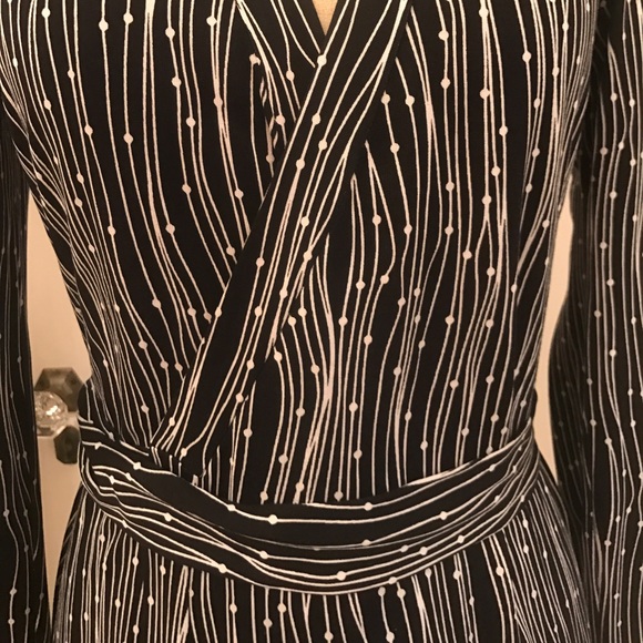 Classic DVF Black and White wrap dress - Picture 3 of 8