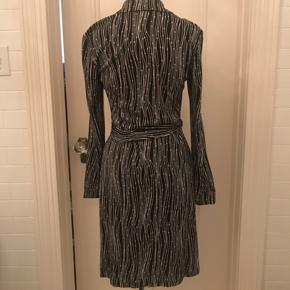 Classic DVF Black and White wrap dress - Picture 6 of 8