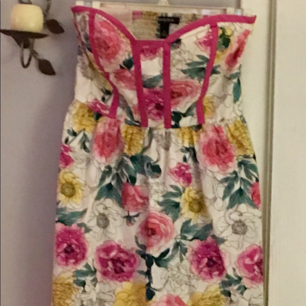 🌺Beautiful floral strapless dress Kohl’s worn once. 🌺
