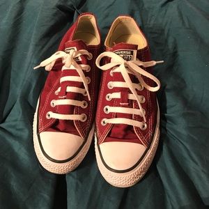 LO-TOP BURGUNDY CONVERSES!!