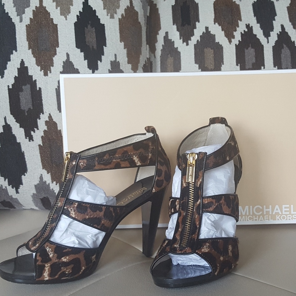 MK printed zipper stamp heel