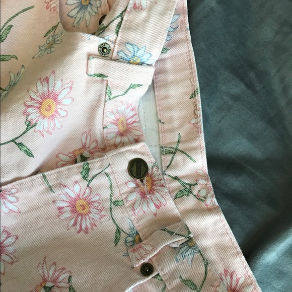 ***RARE*** new legends pink daisy shorts - Picture 2 of 4