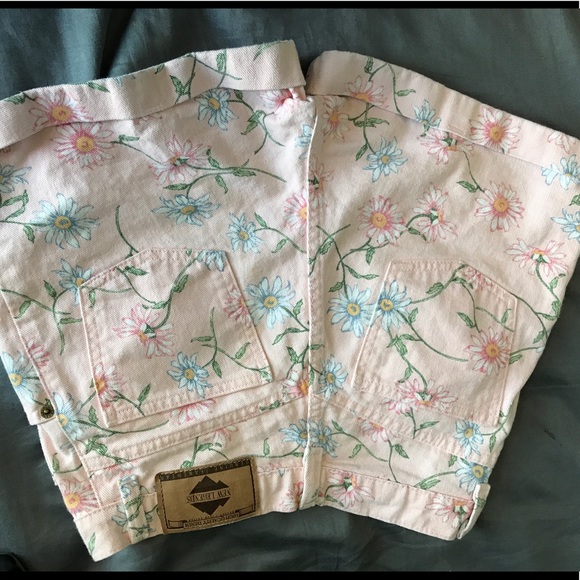 ***RARE*** new legends pink daisy shorts - Picture 3 of 4