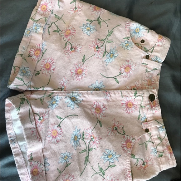 ***RARE*** new legends pink daisy shorts - Picture 4 of 4
