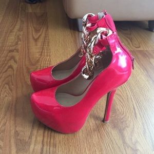 Red pumps with gold chain