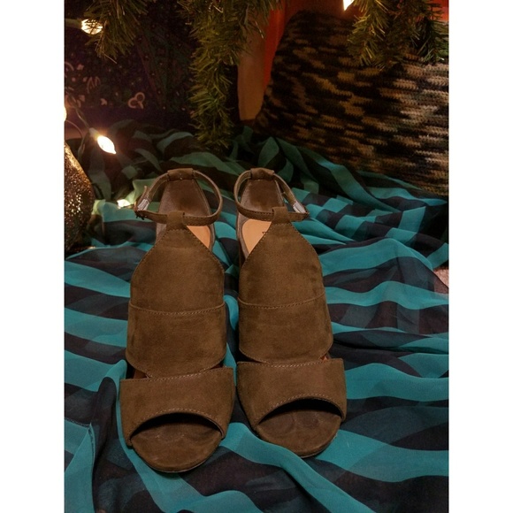 🛑SOLD🛑 Army Green Heels - Picture 2 of 5