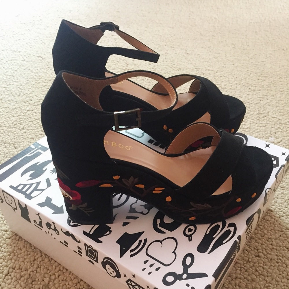 Bamboo black suede wedges with design on heel
