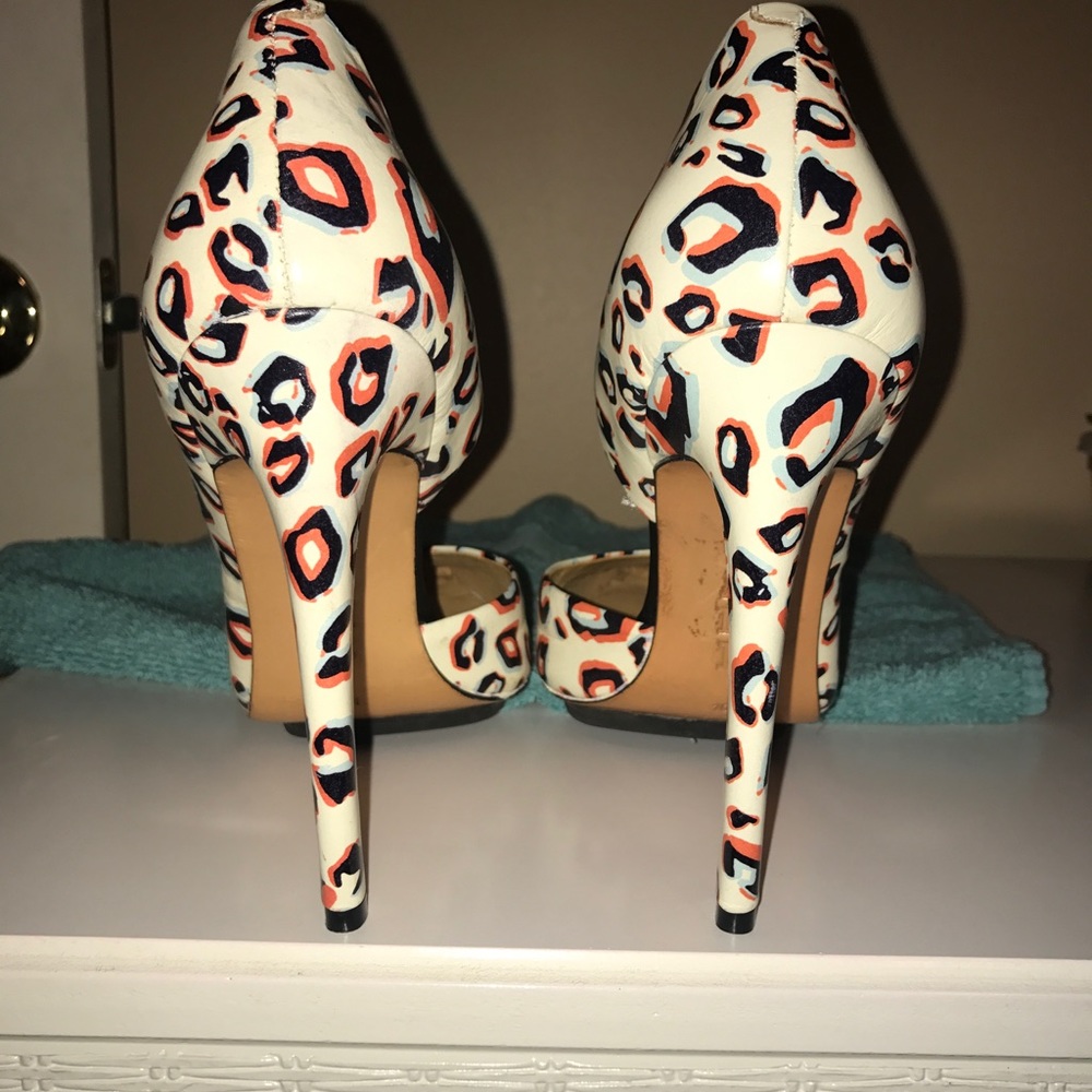 NWOT L.A.M.B.  “ Camryn II “ Snow Leopard Stiletto Heels / Pumps - Picture 6 of 9