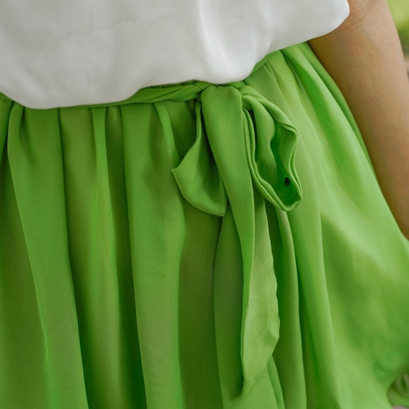 Flowy Green and White Dress - Picture 2 of 2