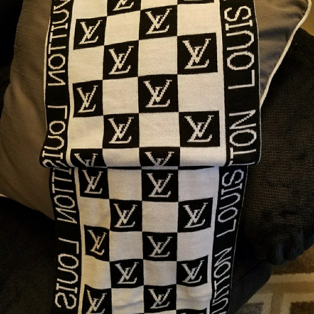 NEW LUIS VUTTON SCARF