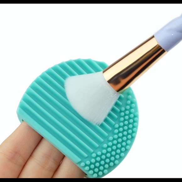Makeup brush cleaner and holder in one. - Picture 2 of 7