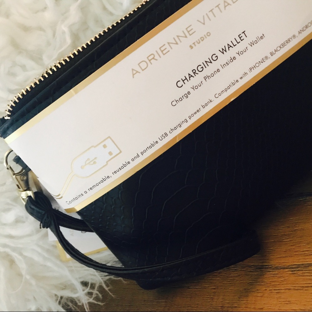 Adrienne Vittadini Charging Wristlet! Fits ALL 📞