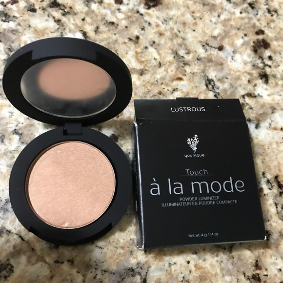 *SOLD* Younique Powder Luminizer ☀️ - Picture 2 of 4