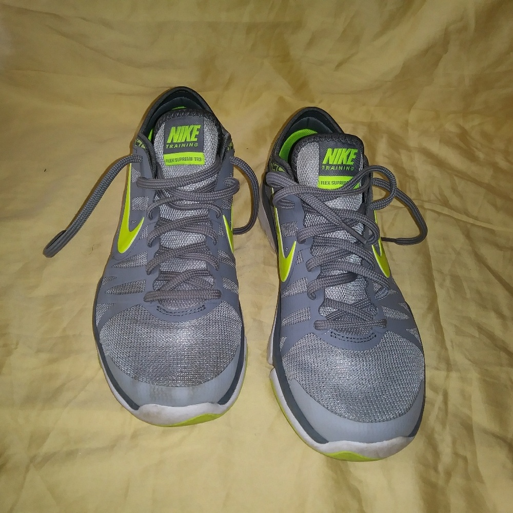 ✨GENTLY USED✨ NIKE SZ 8 GREAT CONDITION