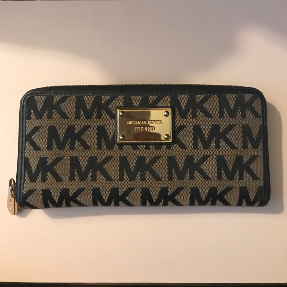 Black MK Michael Kors Zipper Wallet