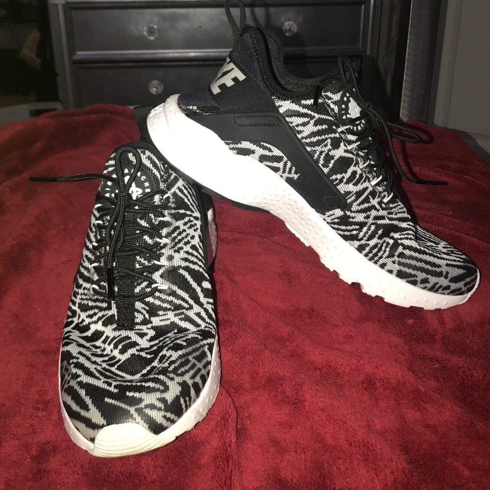 Black and White Nike huaraches