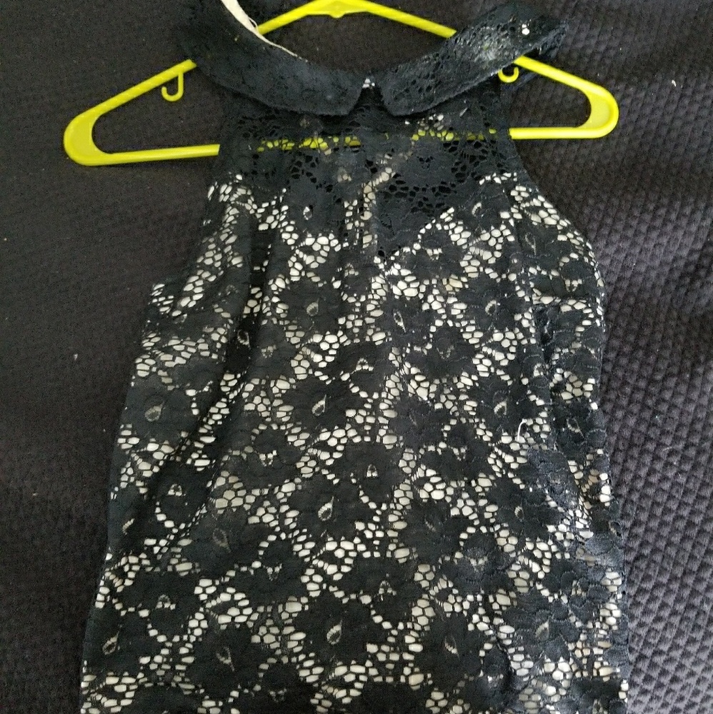 Cute sleeveless lace shirt