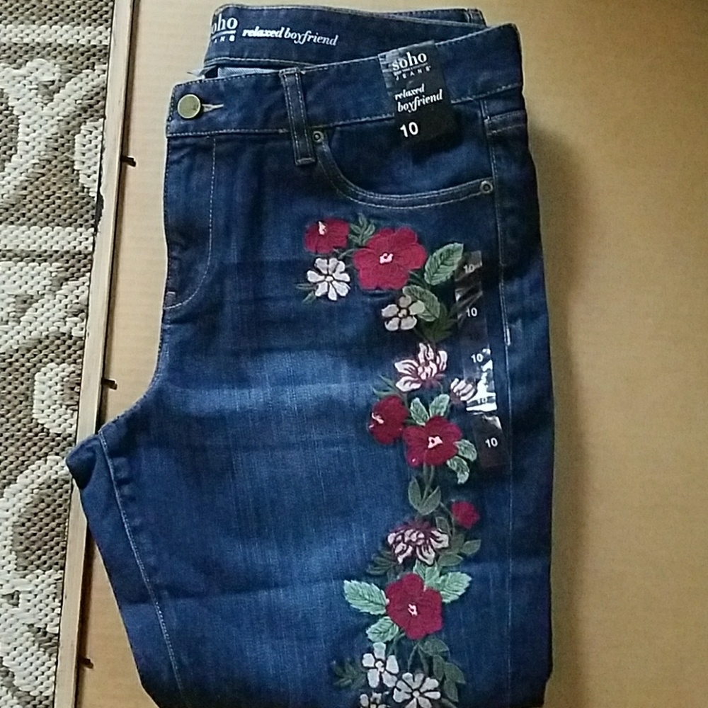 NWT Embroidered Boyfriend Jeans