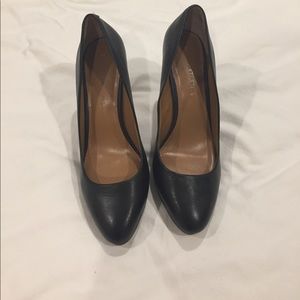 Black banana republic pumps. Size 8