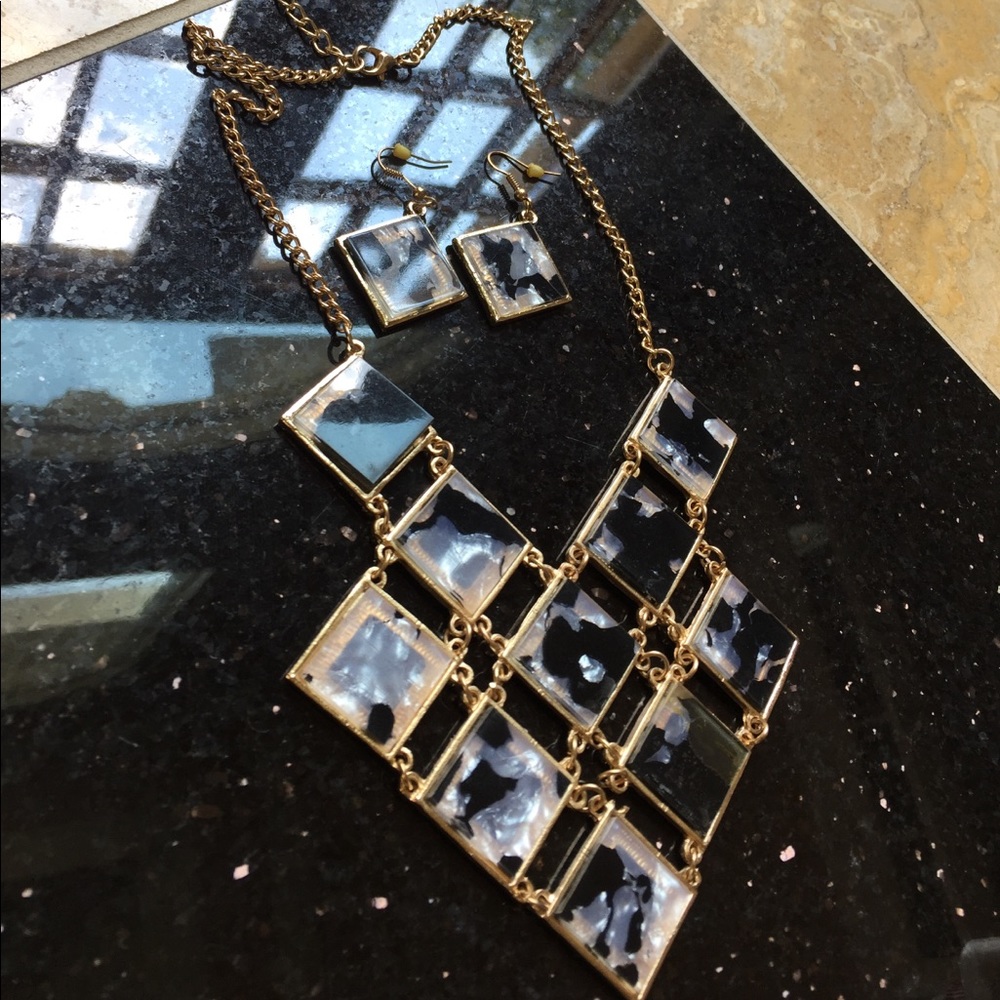 Black & White statement necklace/matching earrings