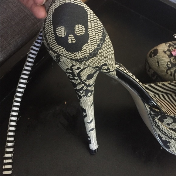 SALE!!!Just Fab 5 inch stilettos with stripy bows. - Picture 6 of 7