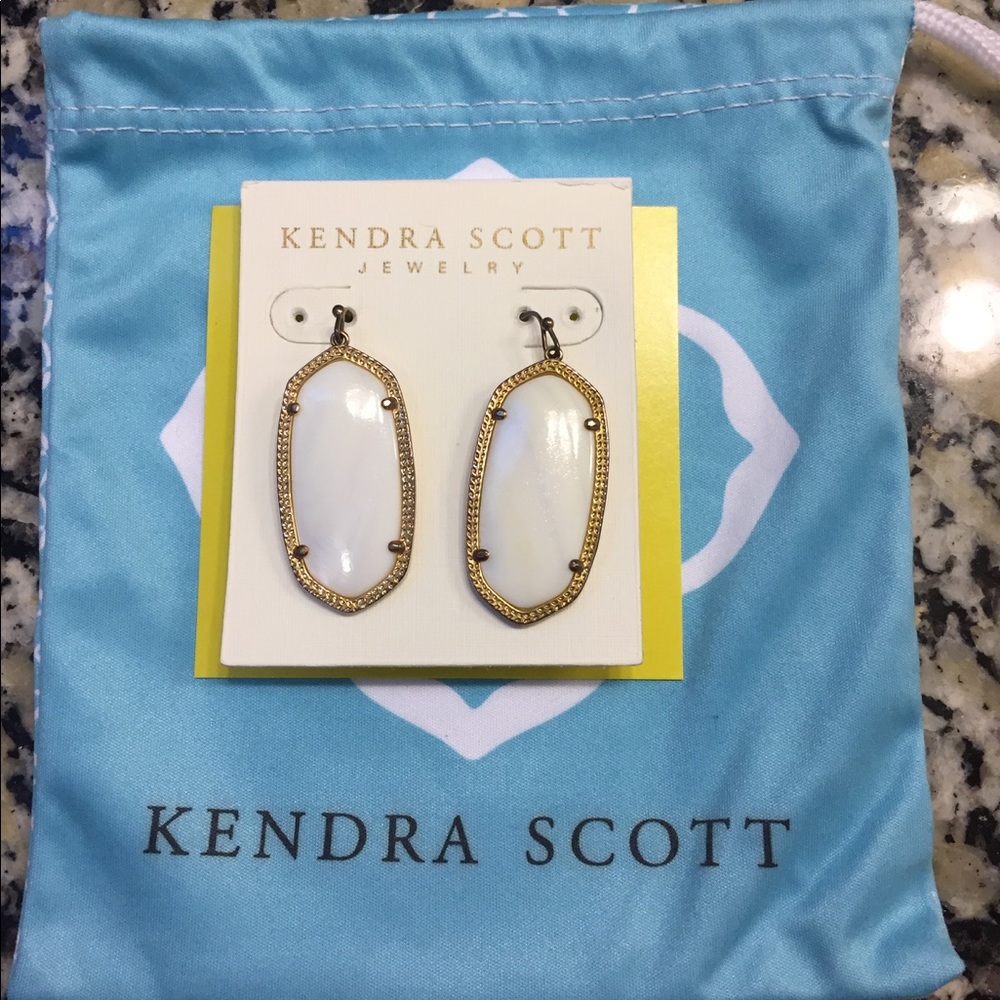 Kendra Scott Elle Earrings in white pearl - gold
