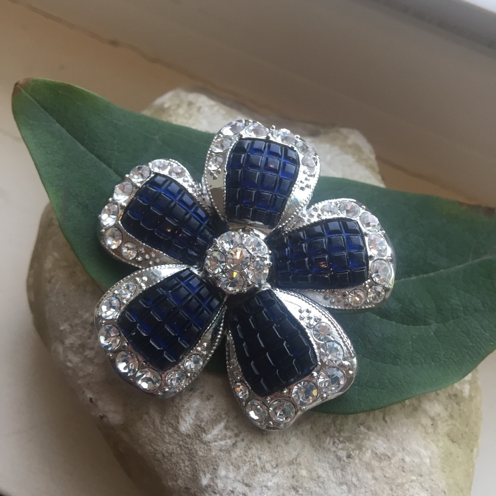 ❌SOLD❌Vintage Blue Silver Flower Brooch